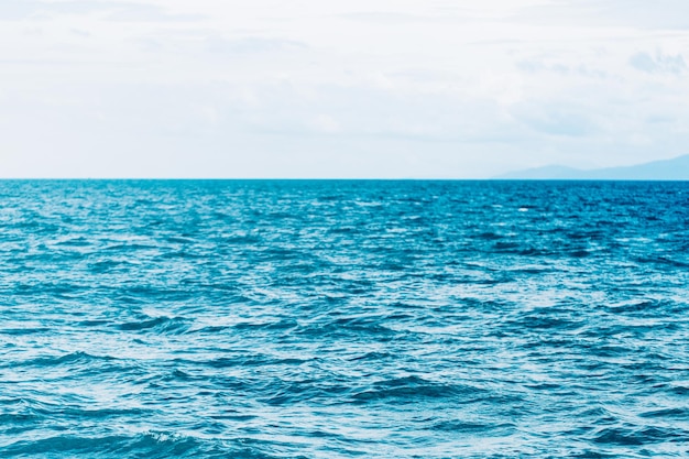 Océano azul brillante con fondo de onda suave