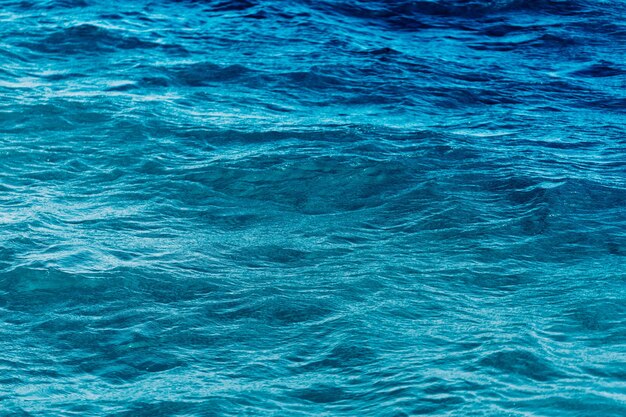 Océano azul brillante con fondo de onda suave