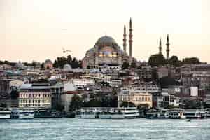 Foto gratuita el océano de estambul con crucero