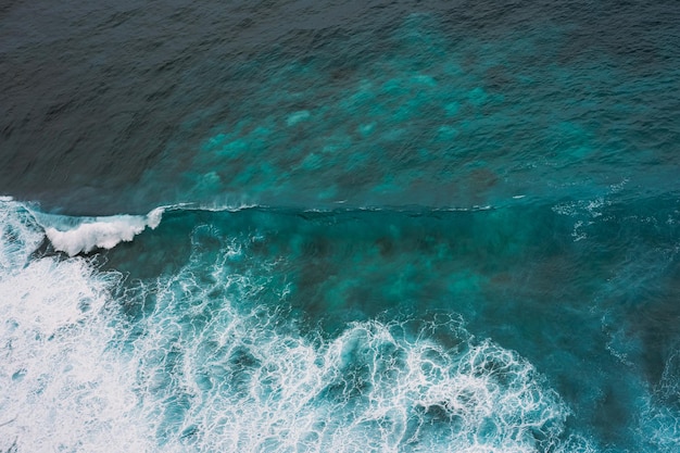 Océano, fondo. Océano azul con espuma y olas, fondo natural.