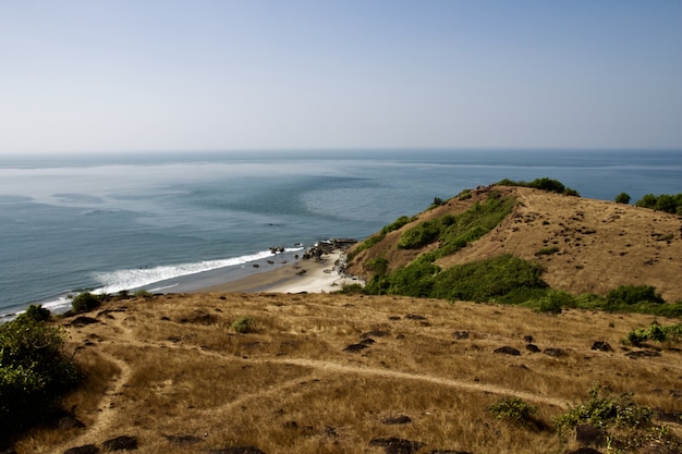 Océano y horizonte y acantilado