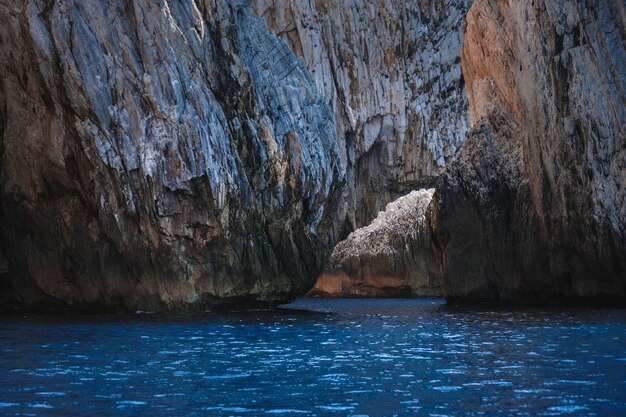 Océano rodeado por acantilados rocosos, ideal para fondos de pantalla