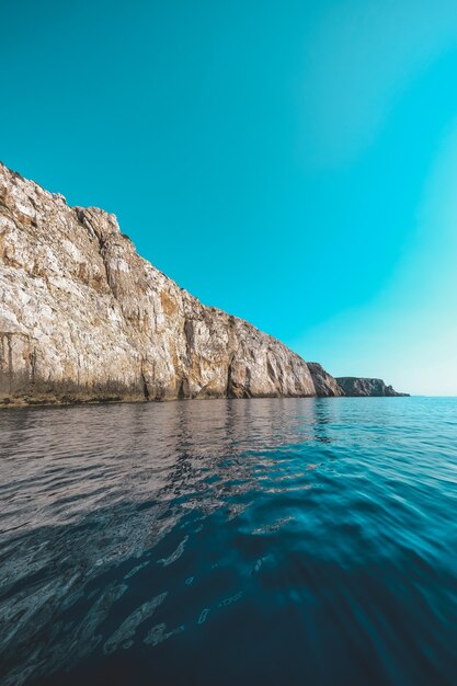 Océano rodeado por acantilados rocosos