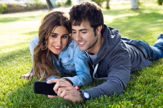 Ocio teléfono al aire libre móvil de la unión de adultos