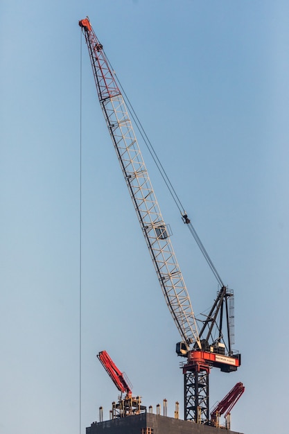 Foto gratuita octubre de 2018. construcción de rascacielos en dubai.