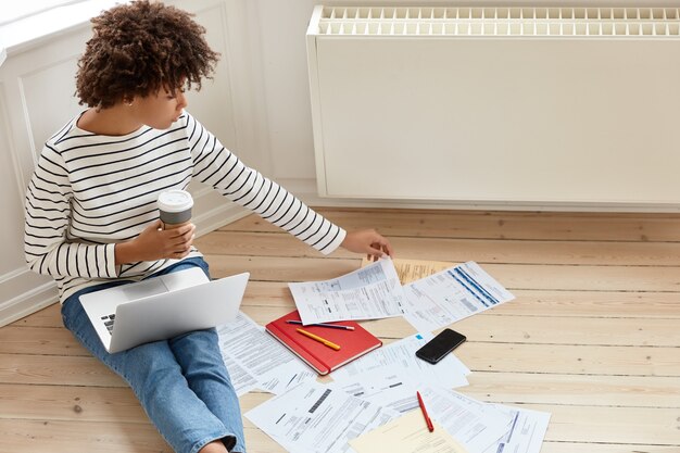 Ocupada joven empresaria trabajando en casa