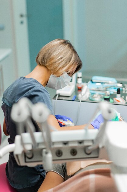 Odontología bajo anestesia general. El dentista trata al paciente bajo anestesia general. dentista y asistente en el proceso.