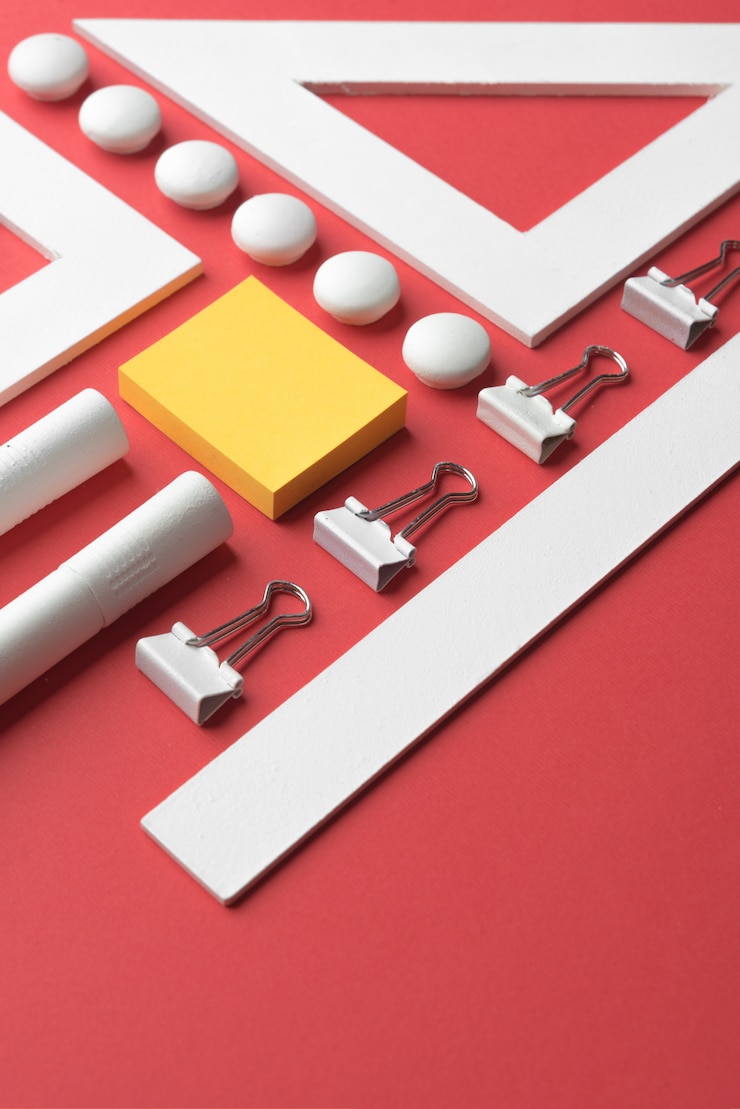 Photo Gratis office supplies on red table
