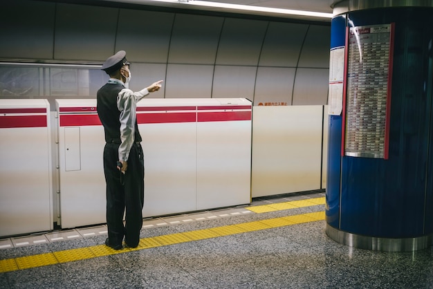 Oficial masculino en la estación de metro