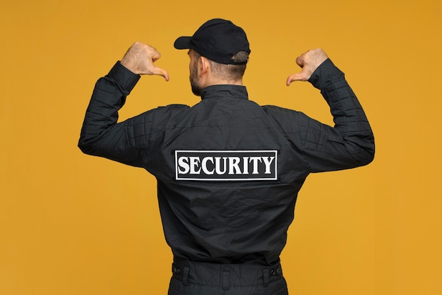 Oficial de seguridad de tiro medio posando en el estudio