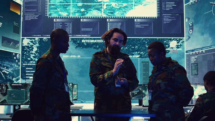 Foto gratuito los oficiales del ejército revisan los datos en un holograma para crear un resumen para la nueva misión.