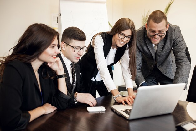 Oficina grupo de negocios discusión joven