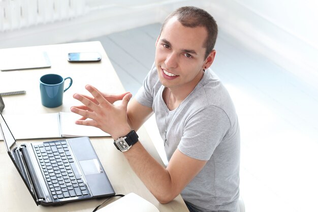 Oficina. Hombre feliz en el trabajo