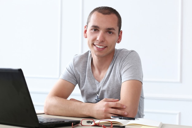 Oficina. Hombre feliz en el trabajo