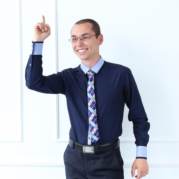 Oficina. Hombre feliz en el trabajo