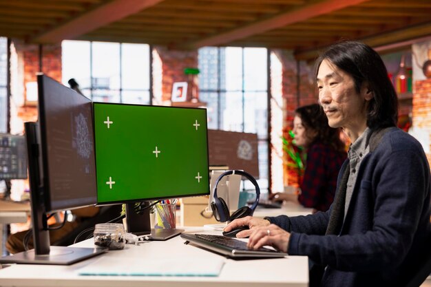 Oficina de inicio de IA desarrollador senior construcción de aplicaciones en computadora de pantalla verde