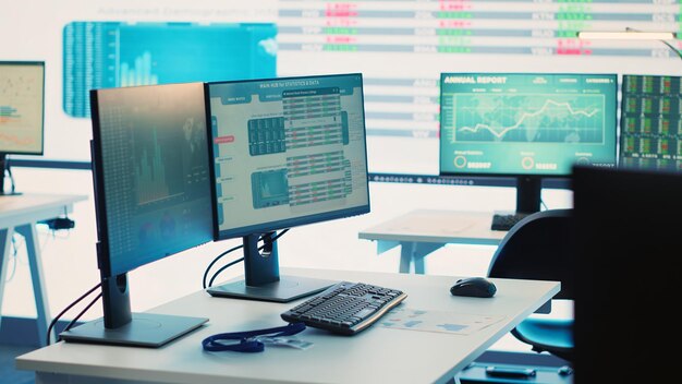 Oficina de la sede de una empresa multinacional con una gran pantalla de datos