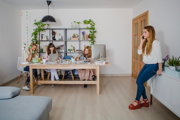 Oficina de trabajo mujer hablando teléfono