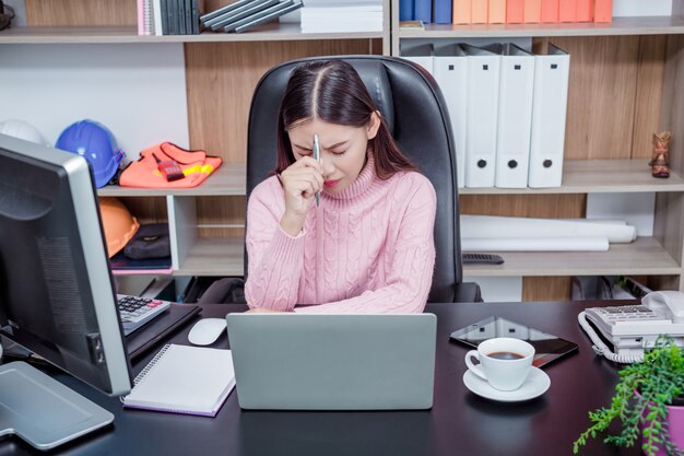 Oficina de trabajo de mujer joven.