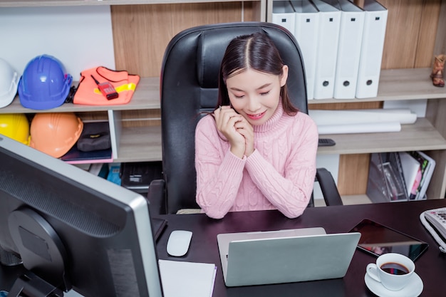 Oficina de trabajo de mujer joven.