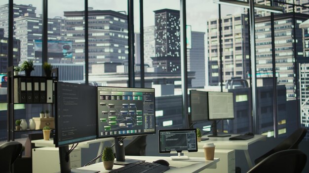 Oficina vacía del departamento de TI utilizada para la construcción de software de aprendizaje automático