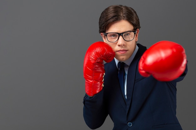 Oficinista preparándose para la competencia empresarial