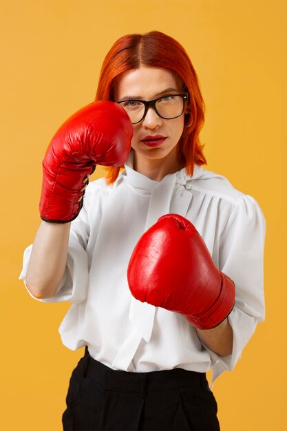 Oficinista preparándose para la competencia empresarial