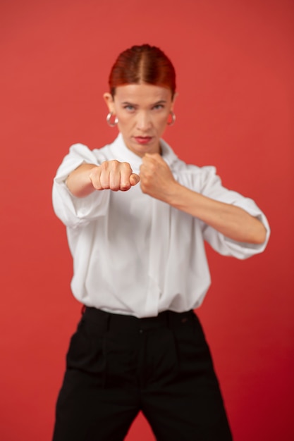 Foto gratuita oficinista preparándose para la competencia empresarial