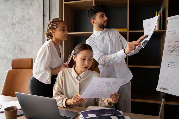 Oficinistas que usan gráficos de finanzas