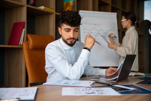 Oficinistas que usan gráficos de finanzas