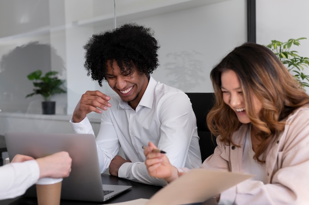 Oficinistas trabajando juntos como equipo