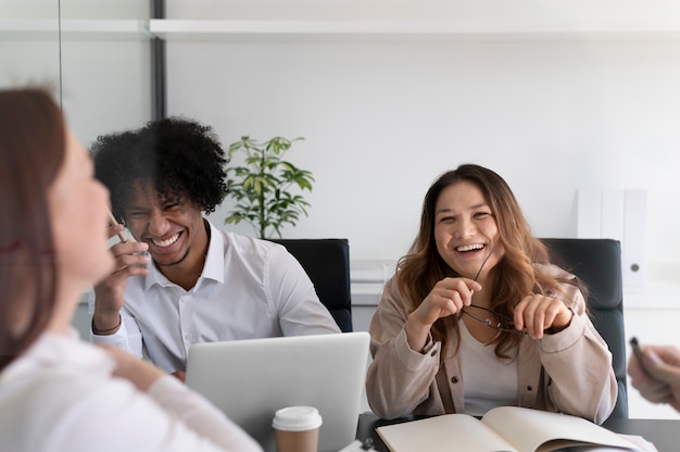 Oficinistas trabajando juntos como equipo