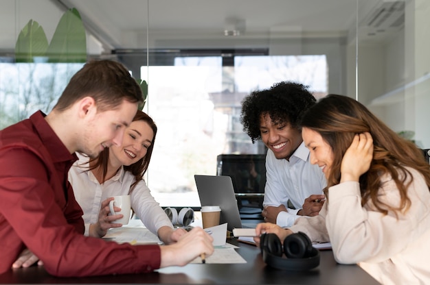 Oficinistas trabajando juntos como equipo