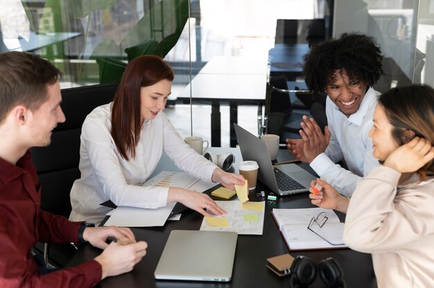 Oficinistas trabajando juntos como equipo