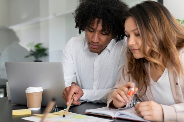 Oficinistas trabajando juntos como equipo