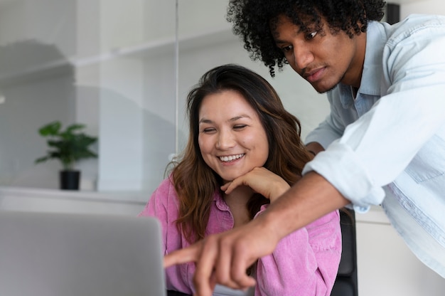 Oficinistas trabajando juntos como equipo