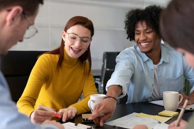 Oficinistas trabajando juntos como equipo