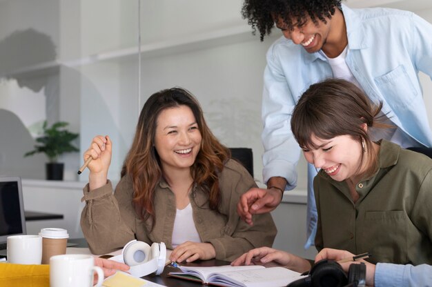 Oficinistas trabajando juntos como equipo