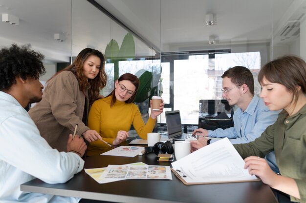 Oficinistas trabajando juntos como equipo