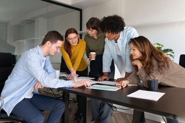 Oficinistas trabajando juntos como equipo