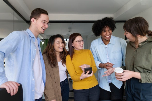 Oficinistas trabajando juntos como equipo