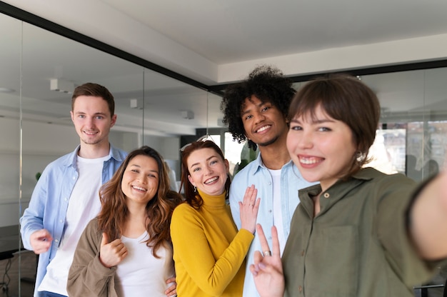 Oficinistas trabajando juntos como equipo