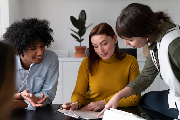 Oficinistas trabajando juntos como equipo