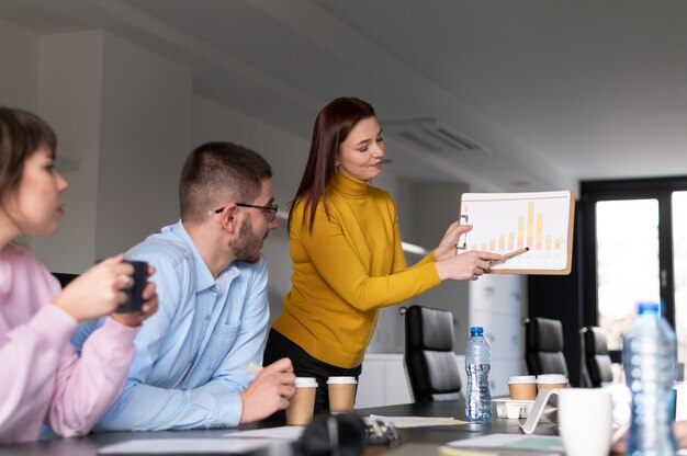 Oficinistas trabajando juntos como equipo