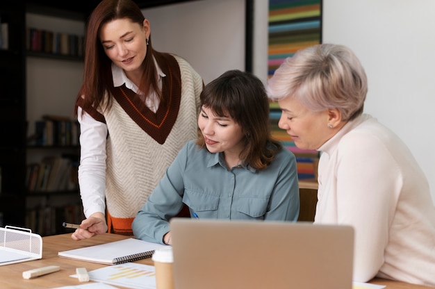 Oficinistas trabajando juntos como equipo