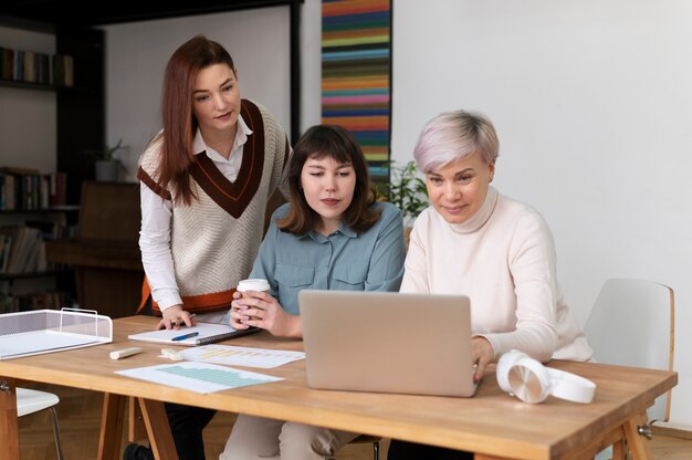 Oficinistas trabajando juntos como equipo