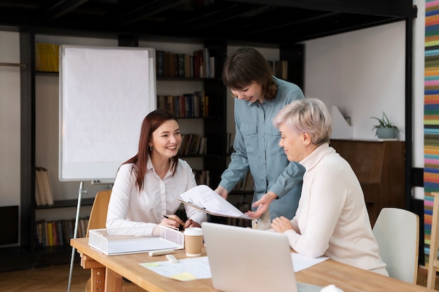 Oficinistas trabajando juntos como equipo