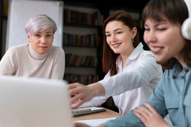 Oficinistas trabajando juntos como equipo