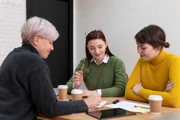 Foto gratuita oficinistas trabajando juntos como equipo