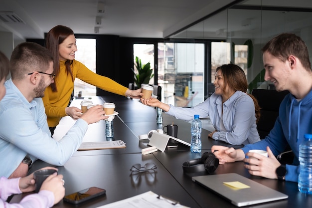 Oficinistas trabajando juntos como equipo